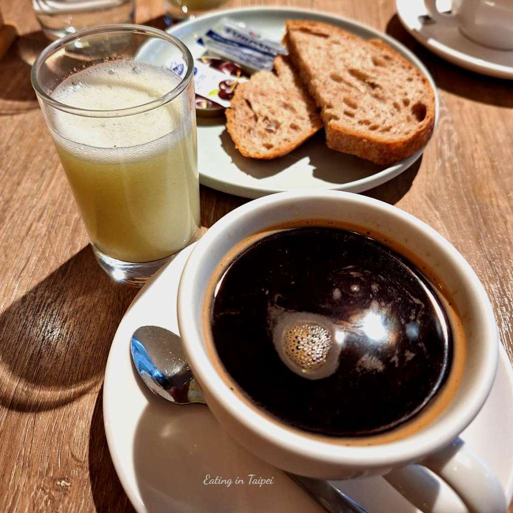 M One Cafe coffee guava juice